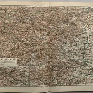 Könnte beinhalten: Eine Vintage-Karte der Steiermark, Österreich, gedruckt in Schwarzweiß mit braunen und grünen Details. Die Karte zeigt die Topographie der Region mit Flüssen, Bergen und Städten, die in deutscher Sprache beschriftet sind.