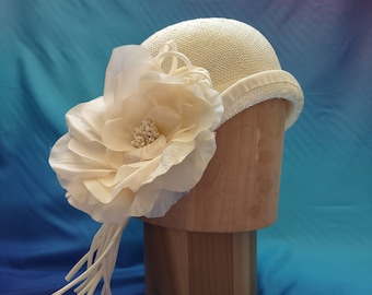 Década de 1920 hecho a mano vintage inspirado reproducción damas marfil paja novia cloche flapper jardín sombrero de boda con rosa grande para ella