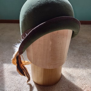 1920s vintage inspired reproduction handmade ladies&#39; women&#39;s dark forest green wool felt cloche hat with brown ribbon and feathers for her