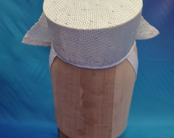 1940er handgefertigte Vintage-inspirierte Reproduktion Damen Weißer Stroh Brauthochzeit Pillbox Tilt Hut mit großer Strohschleife für Sie