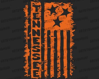 Pode incluir: Gráfico desgastado em laranja e preto com a palavra "Tennessee" verticalmente, três estrelas e listras, lembrando uma bandeira. O design tem uma estética grunge, ideal para roupas e acessórios.