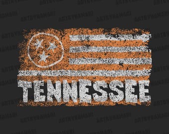 Pode incluir: Design da bandeira do estado do Tennessee em laranja e branco desgastado. A bandeira apresenta um círculo com três estrelas e listras horizontais, com a palavra "TENNESSEE" em letras brancas em negrito abaixo. O design tem um visual vintage e desgastado.