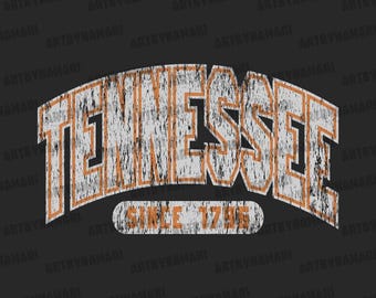 Pode incluir: Um design desgastado com a palavra "TENNESSEE" em branco com detalhes em laranja, arqueada sobre uma faixa menor com a inscrição "SINCE 1796". O design tem uma aparência vintage e texturizada, sobre um fundo escuro.