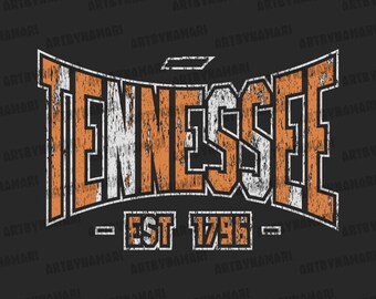 Pode incluir: Um design desgastado com a palavra "TENNESSEE" em laranja e branco, arqueada na parte superior. Abaixo, o texto "EST 1796" está centralizado. O design está sobre um fundo preto.