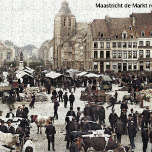 Op de afbeelding: Een bruisende markt in Maastricht, Nederland, rond 1900. De scène is gevuld met mensen, paard en wagen en kraampjes die verschillende waren verkopen. De gebouwen op de achtergrond zijn een mix van baksteen en steen, sommige met sierlijke details. De markt is levendig en bruisend, met een gevoel van gemeenschap en handel.