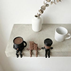 Pu&ograve; includere: Un cartello in legno rustico con la scritta "Welcome to our home" in lettere bianche. Il cartello presenta una finitura invecchiata e un design semplice e accogliente, perfetto per un portico o un ingresso.