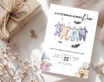 Peut inclure: Une invitation à une baby shower avec le texte "A CUTE BOO IS ALMOST DUE". L'invitation présente des illustrations de barboteuses de bébé suspendues à une corde à linge, des chauves-souris et des étoiles.