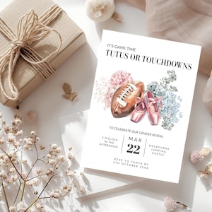 Könnte beinhalten: Eine Gender-Reveal-Einladung mit dem Text "IT'S GAME TIME TUTUS OR TOUCHDOWNS". Die Einladung zeigt einen Football und Ballettschuhe mit floralen Akzenten. Das Datum ist der 22. März, und die Uhrzeit ist 15:00 Uhr.