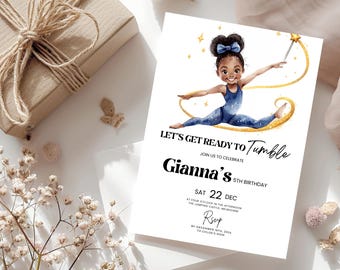 Peut inclure: Une invitation blanche avec une illustration d'une gymnaste et le texte "Let's Get Ready to Tumble" et "5e anniversaire de Gianna". Un coffret cadeau emballé et des décorations florales sont visibles en arrière-plan.