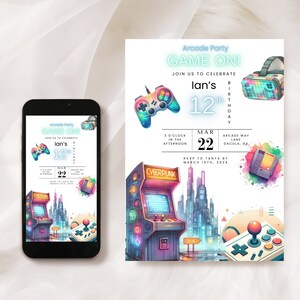 Könnte beinhalten: Eine Einladung zu einer Geburtstagsparty im Arcade-Stil. Das Design zeigt einen neonbeleuchteten Spielautomaten, einen Gamecontroller und ein Virtual-Reality-Headset. Der Text lautet "Arcade Party GAME ON!" und enthält die Geburtstagsdetails.