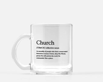 Taza de cristal con la definición de Iglesia: Celebrando la fe y la comunidad.