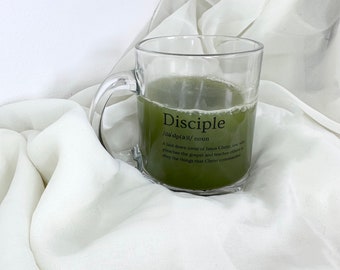 Taza de cristal con la definición de discípulo: inspirando fe y compromiso.