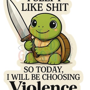 Op de afbeelding: Een sticker met een cartoon schildpad die een mes vasthoudt. De schildpad is groen met een bruin schild en lacht. De tekst op de sticker luidt: "I SLEPT LIKE SHIT, SO TODAY, I WILL BE CHOOSING VIOLENCE."