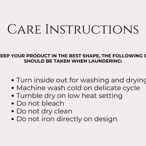Pode incluir: Instru&ccedil;&otilde;es de cuidado com texto preto sobre fundo creme. As instru&ccedil;&otilde;es incluem: virar do avesso, lavar a frio em ciclo delicado, secar na m&aacute;quina em temperatura baixa, n&atilde;o usar lix&iacute;via, n&atilde;o lavar a seco e n&atilde;o passar a ferro diretamente no desenho.