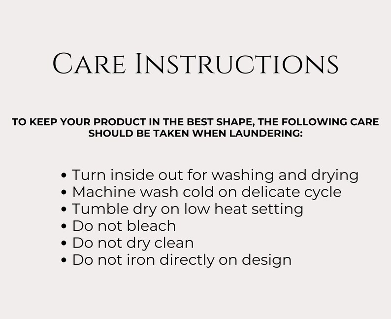 Pode incluir: Instru&ccedil;&otilde;es de cuidado com texto preto sobre fundo creme. As instru&ccedil;&otilde;es incluem: virar do avesso, lavar a frio em ciclo delicado, secar na m&aacute;quina em temperatura baixa, n&atilde;o usar lix&iacute;via, n&atilde;o lavar a seco e n&atilde;o passar a ferro diretamente no desenho.