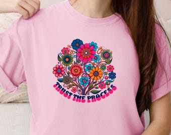Camiseta bohemia con flores y colores cómodos: Camisa retro con flores de los años 70