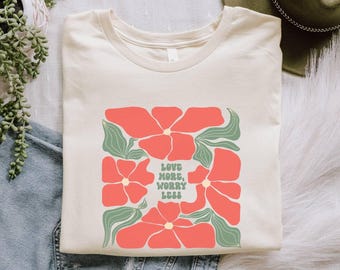 Camiseta floral retro de los 70: Ama más, preocúpate menos - Camisa bohemia naranja y verde