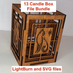 Pode incluir: Uma caixa de vela de madeira com um design de gato, feita para corte a laser. A caixa é feita de madeira marrom claro com um contorno marrom escuro. O design inclui um gato sentado com uma estrela acima. O texto "13 Candle Box File Bundle" está no topo da imagem e "LightBurn and SVG files" está na parte inferior da imagem.