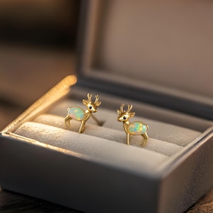 Pendientes de ópalo con forma de ciervo, pendientes pequeños de ciervo, pendientes de animales, oro rosa y plata, ópalo de fuego blanco, bonito regalo para ella, regalo de Navidad, pendientes de ciervo.