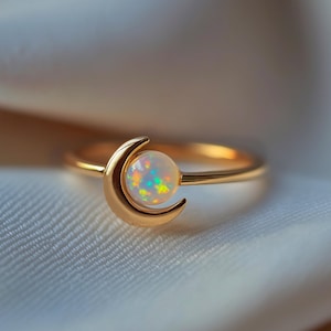 Anello regolabile con luna opale, anello con opale di fuoco bianco in oro rosa e argento, piccolo gioiello con luna crescente, regalo per lo spazio celeste per la sua migliore amica.