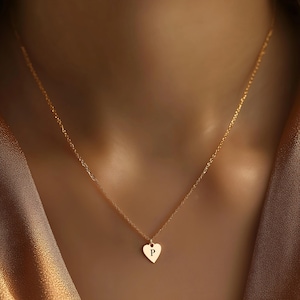 Collar de corazón grabado, joyería con inicial, collar con colgante personalizado, joyería con letras personalizadas para niños, regalo para damas de honor, regalo para el Día de la Madre.
