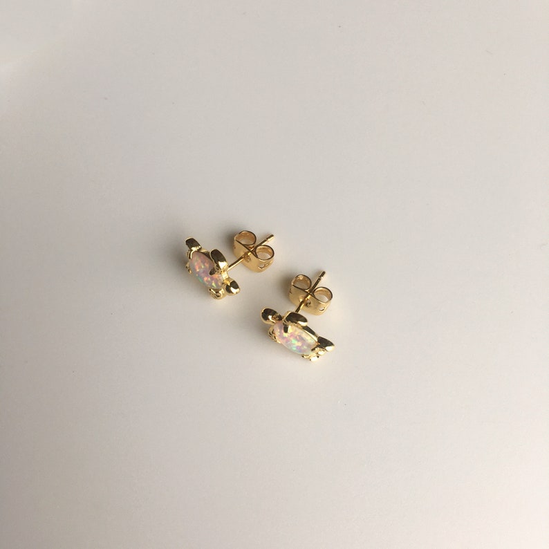 Turtle Opal Stud Earrings Blixore, Fire Opal Earrings, White Opal Gemstone Jewelry in Gold, Gift for Her, Fun & Cute Earrings, E001 zdjęcie 5