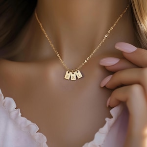 Collar con inicial personalizada, colgante minimalista con nombre grabado, colgante con letra grabada personalizada, joyería con múltiples dijes, regalo para mamá