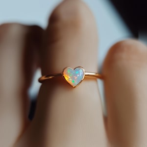 Anillo de corazón de ópalo de fuego, joya bonita, anillo ajustable de ópalo de fuego blanco, anillo apilable minimalista geométrico, regalo de cumpleaños para mamá.