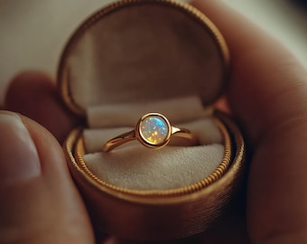 Anel de opala, anel delicado, pedra de nascimento de outubro, joias de opala, anel minimalista, anel ajustável, anéis empilháveis, presente de aniversário para sua mãe