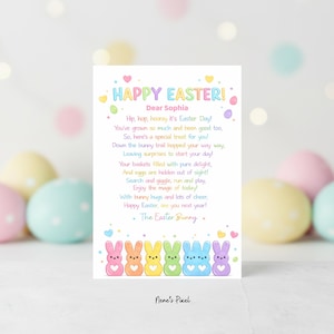 Puede incluir: Una tarjeta de Pascua en colores pastel con el texto "Happy Easter!" y un poema. La tarjeta presenta ilustraciones de conejitos coloridos y huevos de colores pastel en el fondo. La tarjeta está personalizada con el nombre "Sophia".