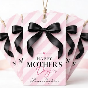 Può includere: Bigliettini regalo con motivo a righe rosa e bianche e fiocco in raso nero. I bigliettini riportano la scritta "Happy Mother's Day" con un cuore e "Love Sophia" in corsivo. Ogni bigliettino è legato con spago.