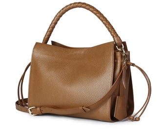 Könnte beinhalten: Braune Lederhandtasche mit geflochtenem Tragegriff und abnehmbarem Schulterriemen. Die Tasche hat eine strukturierte Oberfläche, einen Klappenverschluss und ein kleines Etikett. Die Beschläge sind goldfarben.