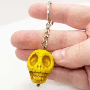 Schlüsselanhänger Geschicklichkeit geschnitzt Howlite Naturstein Kristallgelb Schlüsselring Geldbörse Charme Goth Steampunk Piraten Boho Punk Festival Grunge