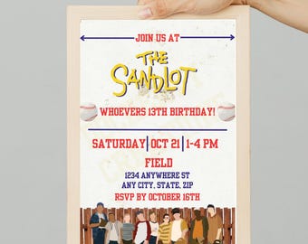 Könnte beinhalten: Holzgerahmte Einladung mit dem Text "The Sandlot" in Gelb, die eine 13. Geburtstagsfeier ankündigt. Details umfassen Datum, Uhrzeit und Ort, mit Baseball-Grafiken. RSVP bis zum 16. Oktober.