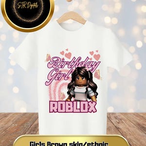 Puede incluir: Camiseta blanca con un gráfico rosa y blanco de una niña con piel morena jugando a Roblox. El gráfico incluye el texto "Birthday Girl" y "Roblox".