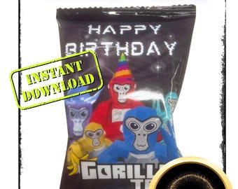Peut inclure: Conception imprimable de sac de chips avec un fond noir, un logo Gorilla Tag, des gorilles colorés et le texte "Joyeux anniversaire". Le design comprend également le texte "Téléchargement instantané".