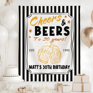 Peut inclure: Une bannière blanche à rayures verticales noires affiche le texte "Cheers & BEERS To 30 years !" en noir et or. Deux chopes de bière sont illustrées en dessous, avec "EST. 1995" et "MATT'S 30TH BIRTHDAY".