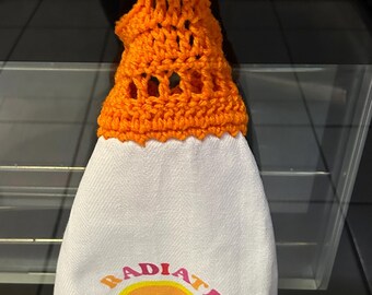 REGENBOGEN Eleganter handgefertigter gehäkelter Handtuchtopper — Ein Hauch von Luxus für Ihr Zuhause