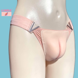 Peut inclure: Un sous-vêtement rose avec un insert rembourré et une boucle argentée. Le vêtement est fait d'un matériau doux et extensible.