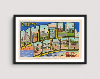Op de afbeelding: Een vintage ansichtkaart met een kleurrijke illustratie van de woorden "Myrtle Beach" met afbeeldingen van het strand en gebouwen. De tekst "Greetings from" en "America's Finest Strand" zijn ook inbegrepen. De ansichtkaart zegt "670 miles south of New York, 735 miles north of Miami."
