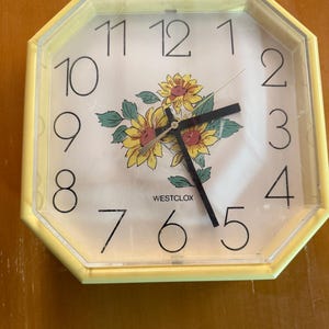 Vtg Yellow Westclox plastic battery-operated kitchen clock 062888