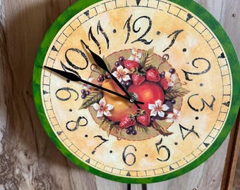 Reloj de madera vintage Avon 2002 de la colección Sweet Harvest con diseño de frutas pintadas con efecto envejecido y péndulo.