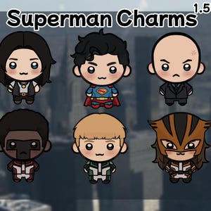 Op de afbeelding: Zes 1,5-inch Superman-bedels met cartoonversies van personages. De bedels bevatten Superman, een kale karakter in een pak en anderen in verschillende outfits. De tekst "Superman Charms" staat bovenaan.