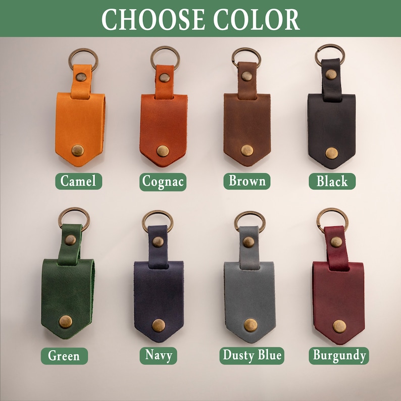 Pode incluir: Oito chaveiros de couro em diferentes cores: camelo, conhaque, marrom, preto, verde, azul marinho, azul desbotado e bord&ocirc;. Cada chaveiro tem um anel de metal e um pequeno bot&atilde;o de metal.