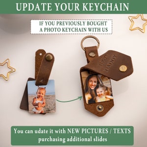 Pode incluir: Um chaveiro de couro marrom com um design deslizante para fotos. O chaveiro tem uma foto de uma mulher e uma crian&ccedil;a, e o texto "Best Daddy" est&aacute; gravado no couro. O chaveiro &eacute; mostrado ao lado de um chaveiro semelhante com uma foto de uma crian&ccedil;a.