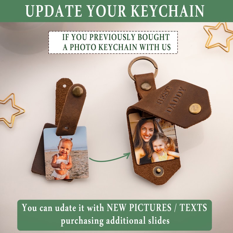 Pode incluir: Um chaveiro de couro marrom com um design deslizante para fotos. O chaveiro tem uma foto de uma mulher e uma crian&ccedil;a, e o texto "Best Daddy" est&aacute; gravado no couro. O chaveiro &eacute; mostrado ao lado de um chaveiro semelhante com uma foto de uma crian&ccedil;a.