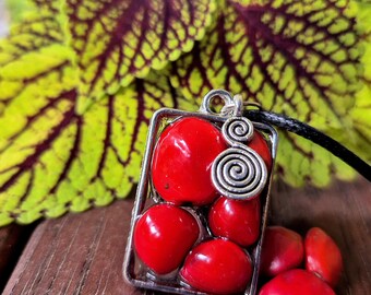 Collier de graines de santal rouge « Rainforest Flame » - Fait main à Cairns