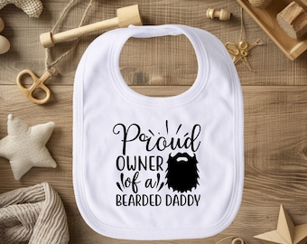 Orgulloso dueño de un babero de papá barbudo, babero divertido para bebé, babero para bebé inspirado en papá, babero absorbente para niños pequeños, babero favorito de papá