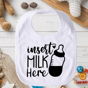 Fügen Sie Milch hier Lätzchen ein, legen Sie Milch lustiges Lätzchen ein, Milch-Liebhaber-Lätzchen, Babyfütterungs-Lätzchen, niedliches Säuglingslätzchen, Neugeborenenlätzchen, Babypartygeschenk, entzückendes Lätzchen