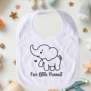 私たちの小さなピーナッツビブ、かわいいベビービブ、面白いベビービブ、吸収性のある幼児用ビブ、ベビーシャワーギフト、ユニセックスベビービブ、ピーナッツベビービブ